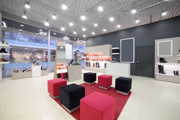 Interieur van schoenenwinkel in moderne Europese winkelcentrum — Stockfoto