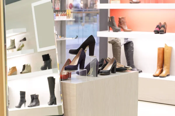 Interiören i skoaffär i moderna europeiska mall — Stockfoto