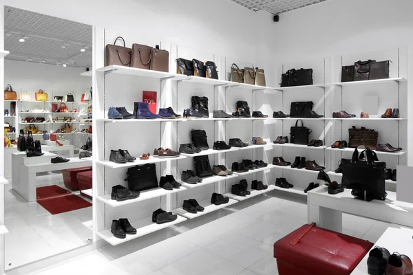 Wnętrze sklep obuwniczy w nowoczesne centrum europejskich — Zdjęcie stockowe
