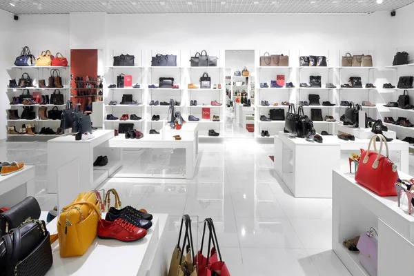 Interior de la tienda de zapatos en el centro comercial europeo moderno — Foto de Stock