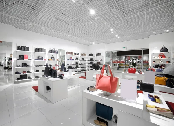 Интерьер обувного магазина в современном европейском торговом центре — стоковое фото
