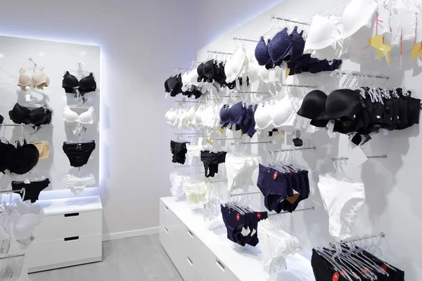 Inre av ljusa underkläder butik — Stockfoto
