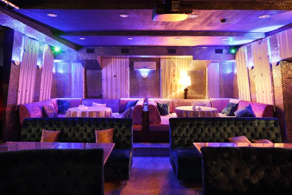 Hermoso club nocturno europeo interior — Foto de Stock