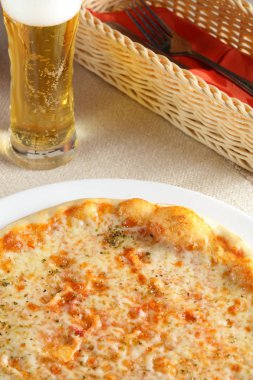 sıcak ve lezzetli pizza beyaz çanak üzerinde