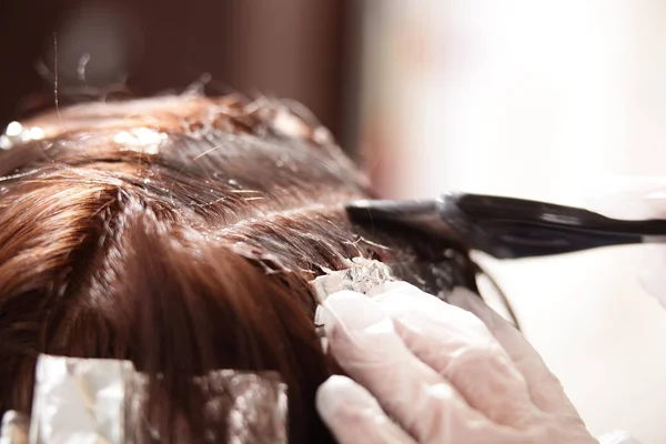 Уход за волосами в современном салоне красоты — стоковое фото