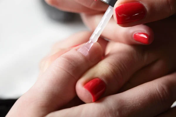 Pielęgnacja paznokci w nowoczesny salon kosmetyczny — Zdjęcie stockowe