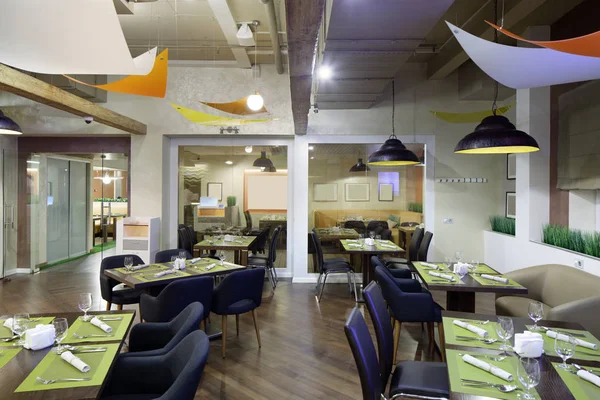 Europäisches Restaurant in hellen Farben lizenzfreie Stockfotos