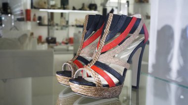 Pencere lüks moda ayakkabı alışveriş