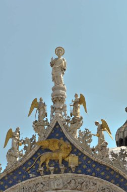 Heykeller üstünde St. Marco Bazilikası