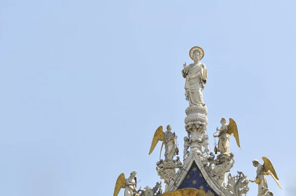 Αγάλματα στην κορυφή της Βασιλικής του Αγίου Μάρκου — Φωτογραφία Αρχείου