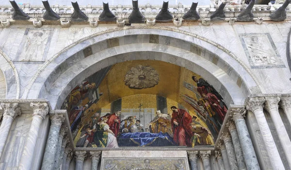 Θρησκευτικής ζωγραφικής στην μπροστινή πόρτα του η εκκλησία του Αγίου Μάρκου, Βενετία — Φωτογραφία Αρχείου