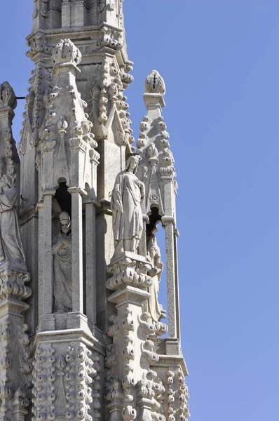 Statuen im gotischen Stil von doumo milan — Stockfoto