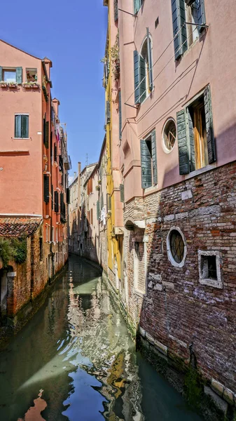 Stretto canale di Venezia — Foto Stock