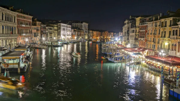 Scena notturna sul canale a Venezia — Foto Stock