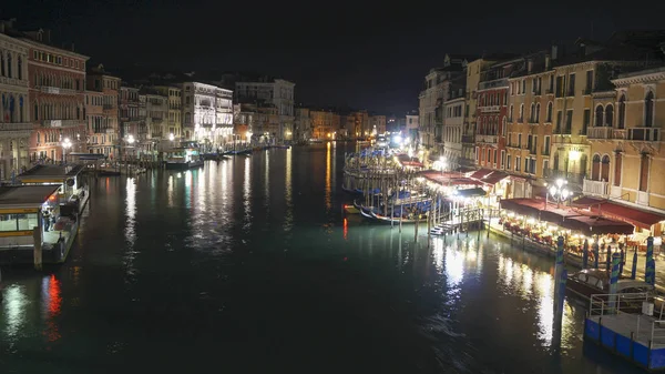 Scena notturna sul canale a Venezia — Foto Stock