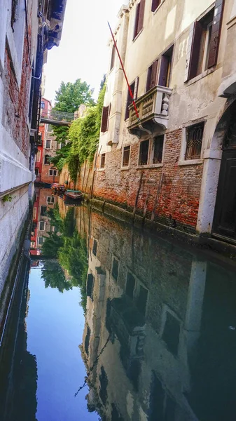 베네치아의 좁은 운하 — 스톡 사진