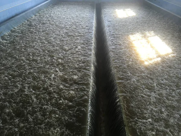 Atıksu arıtma tesisinde çalışma atık Kanal