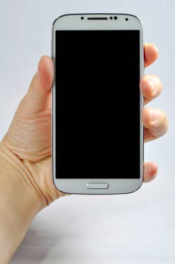 Boş ekran üzerinde beyaz izole ile bir akıllı telefon tutarak 