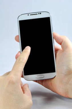 Boş ekran üzerinde beyaz izole ile bir akıllı telefon tutarak 
