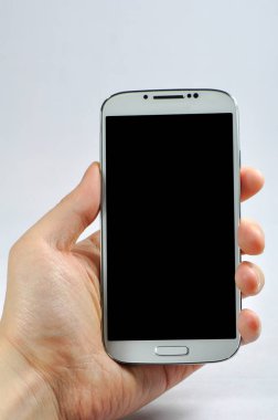 Boş ekran üzerinde beyaz izole ile bir akıllı telefon tutarak 