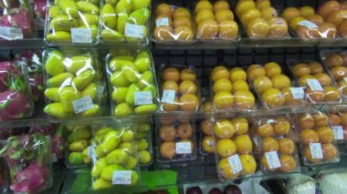 Pekin, Çin'de kabine bir süpermarkette Satılık meyve