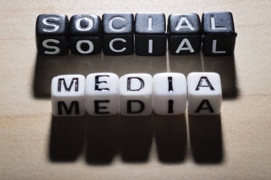 Sosyal medya tarafından alfabe boncuk