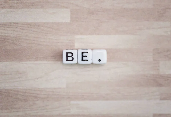 BE, par perles alphabétiques — Photo