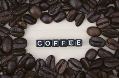 Kahve çekirdekleri ve alfabe boncuk