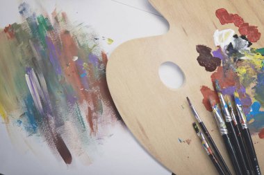 Boya fırçaları, palet ve sanat