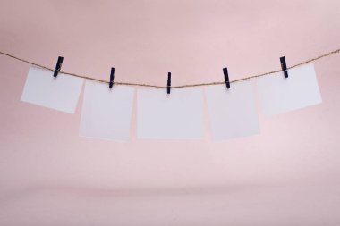 Fotoğrafları asılı