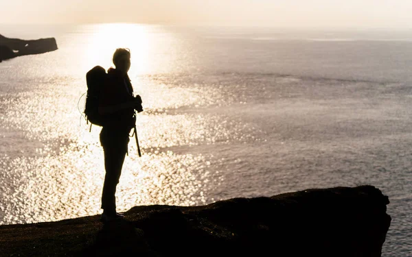 Female photographer backpacker silhouette side shot on top of mo — Foto de Stock