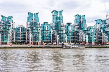 Thames Nehri St George Wharf nehir manzarası