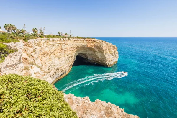 Jaskinia beach Portugalia Algarve odwiedzane przez doświadczenie łódź. — Zdjęcie stockowe