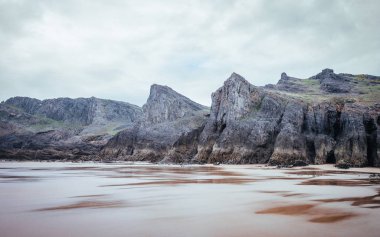 Kayalık deniz kıyısında Rhossili, Galler sahil yolu
