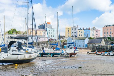 Düşük tide Tenby Bay, Galler koyunda tekne