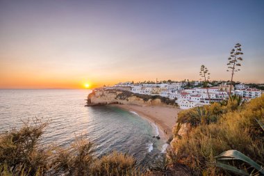 Algarve sahilinde gün batımı, Carvoeiro, Portekiz