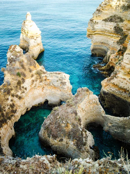 Ludzie, pływanie w morzu na linii brzegowej Lagos wybrzeży, Algarve, Portugalia. — Zdjęcie stockowe