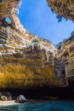 Kireçtaşı mağara, Algarve, Portekiz üzerinde açık gökyüzü görünümü