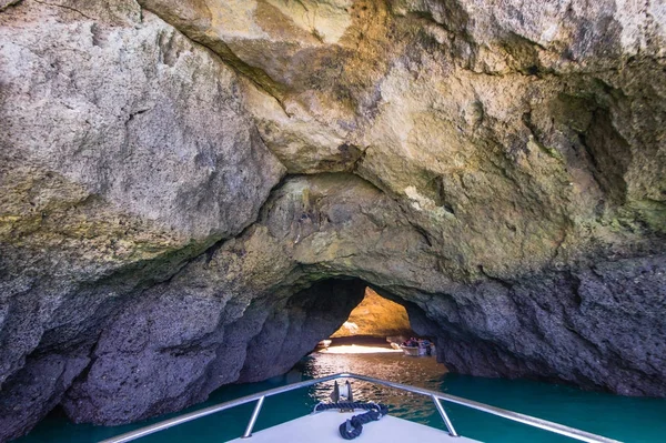 Jaskini wapiennej na wybrzeżu Algarve, Portugalia — Zdjęcie stockowe