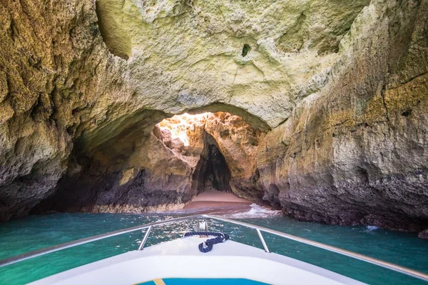 Jaskini wapiennej na wybrzeżu Algarve, Portugalia — Zdjęcie stockowe