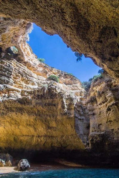 Kalksteen grot, open lucht uitzicht op de Algarve, Portugal — Stockfoto