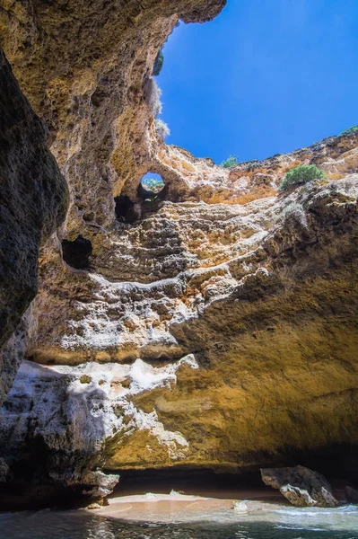 Jaskini wapiennej, niebo otwarty widok na wybrzeżu Algarve, Portugalia — Zdjęcie stockowe