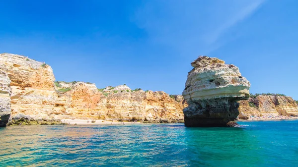 Formacje wapienne na wybrzeża i plaży w Algarve, Benagil, Portugalia — Zdjęcie stockowe