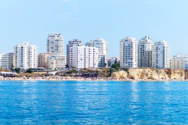 Denizden Armacao de Pera ve Praia daireler için Vale Olival beach, Algarve Portekiz görüntülemek