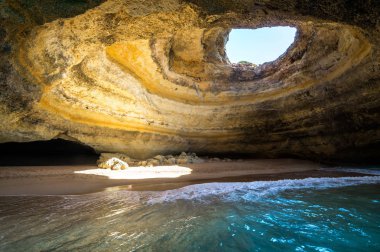 Benagil deniz Mağarası iç görünüm üzerinde Praia de Benagil, Benagil Beach Algarve Portekiz.