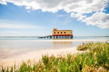 Sunny beach göster tarihsel hayat Muhafız Fuseta, Ria Formosa doğal park, Portekiz bina