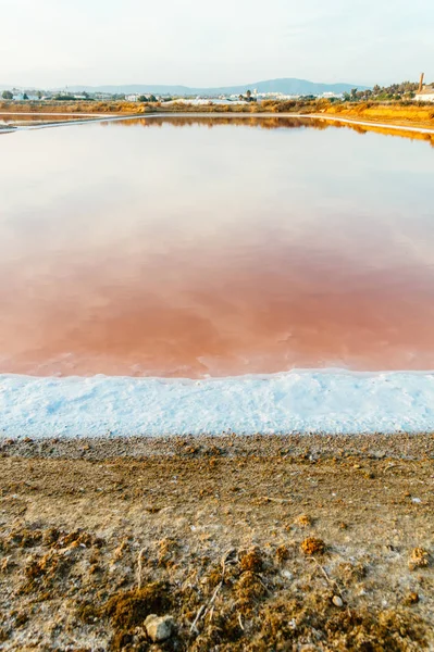Vista da lagoa de evaporação de sal na reserva de observação do flamingo em Olhao, Parque Natural da Ria Formosa, Portugal — Fotografia de Stock