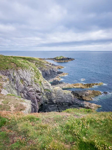 Caerfai Beach vista del paisaje marino en un día nublado West Wales UK . — Foto de Stock