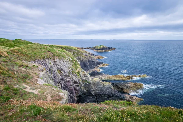 Caerfai Beach vista del paisaje marino en un día nublado West Wales UK . — Foto de Stock