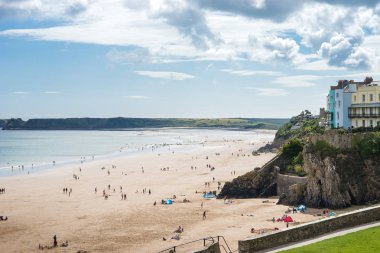 Sandy beach adlı düşük tide Tenby, Galler